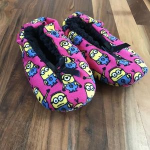 Like NEW Girls Minion Slippers fit like a 2